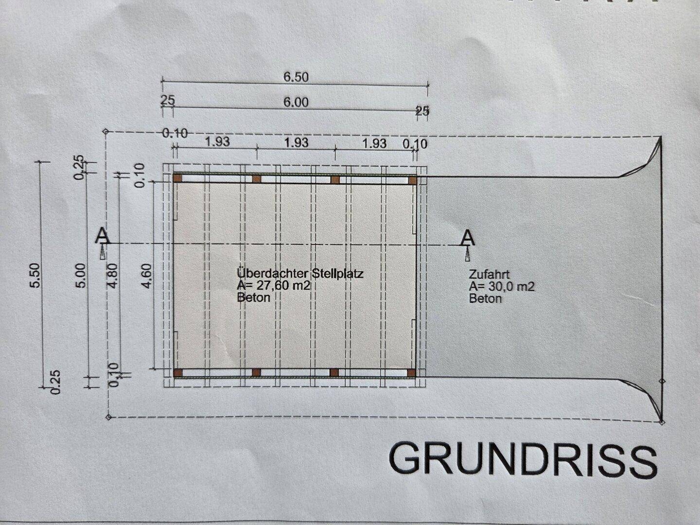 Grundrisszeichnung mit überdachtem Stellplatz und Zufahrtsbereich, inklusive Bemaßungen.