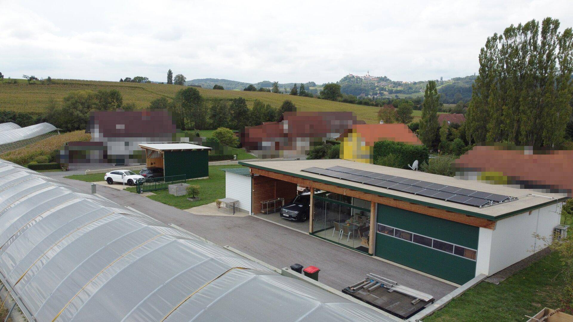 Luftaufnahme des Anwesens mit Solaranlage auf dem Dach, umgeben von Feldern und ländlicher Bebauung.