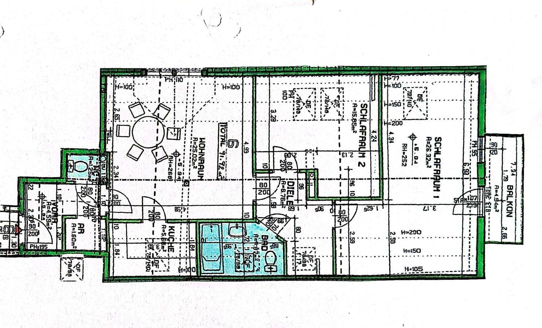 Detaillierter Grundriss einer Wohnung mit drei Schlafzimmern, Wohnbereich und Balkon.