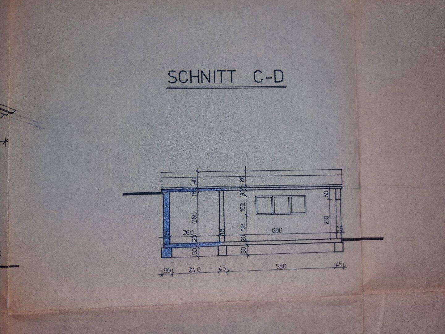 Schnittzeichnung des Gebäudes zeigt die Struktur und Abmessungen eines Teils des Erdgeschosses.