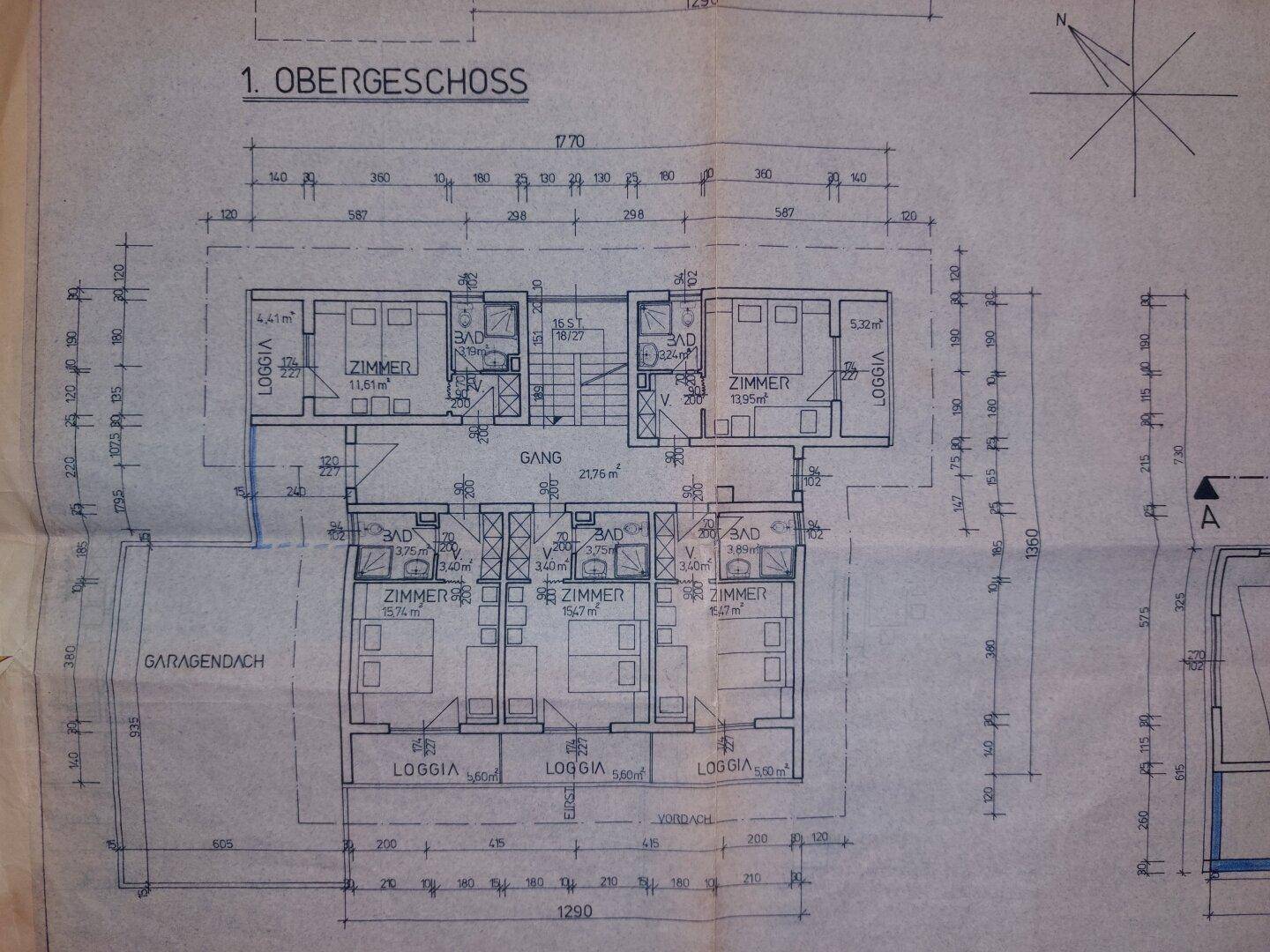 Grundriss des ersten Obergeschosses mit mehreren Zimmern, Bädern und Loggien.