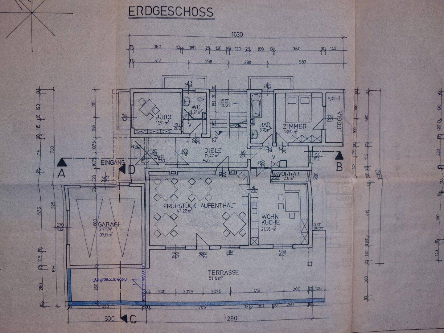 Grundriss des Erdgeschosses mit Frühstücksraum, Wohnküche, Büro und Terrasse.