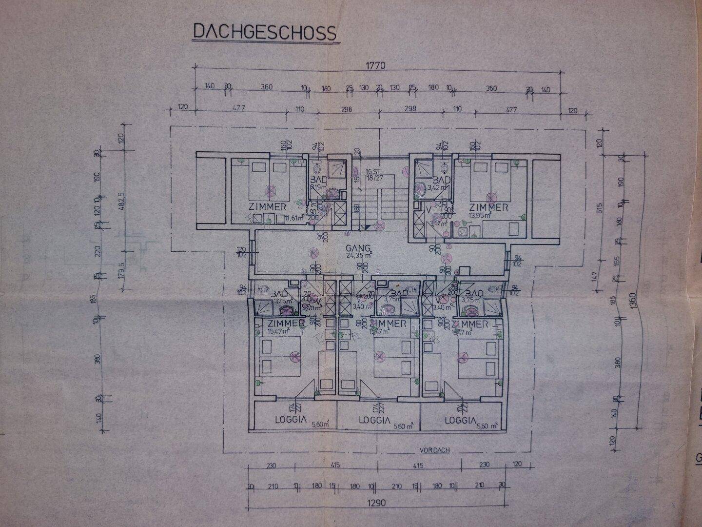 Grundriss des Dachgeschosses mit mehreren Zimmern, Bädern und Loggien.