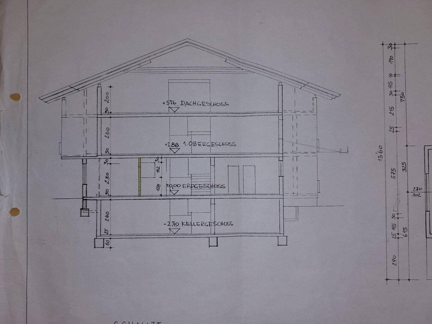 Schnittzeichnung des Gebäudes zeigt Keller-, Erd-, Ober- und Dachgeschoss mit Dachschräge.