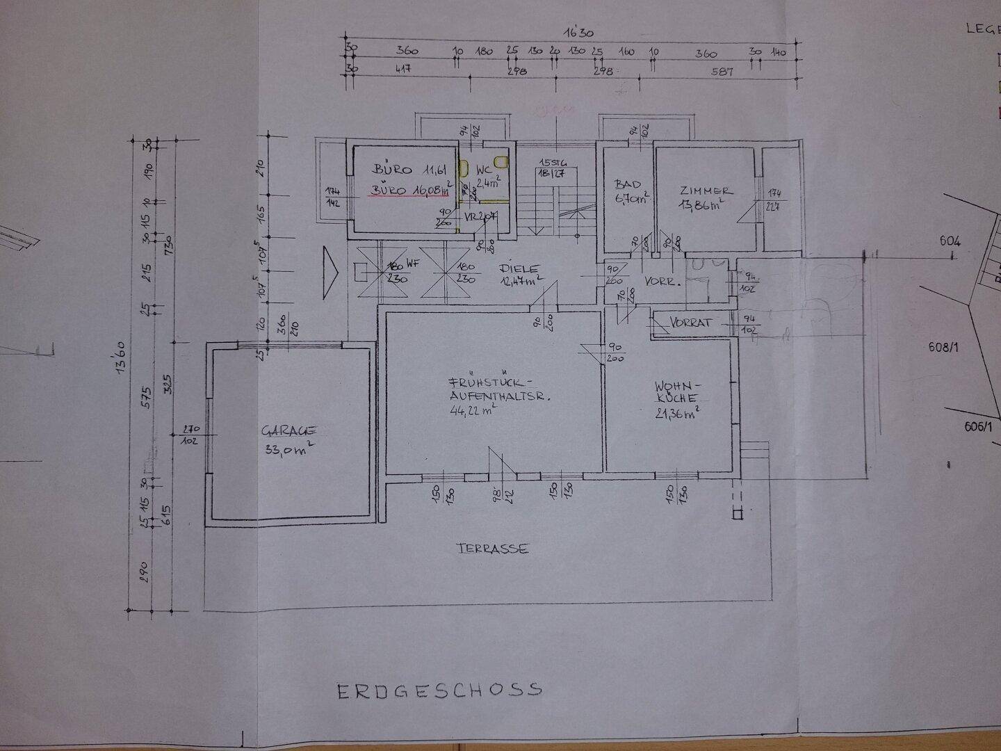 Grundriss des Erdgeschosses mit Frühstücksraum, Wohnküche, Büro und Terrasse.