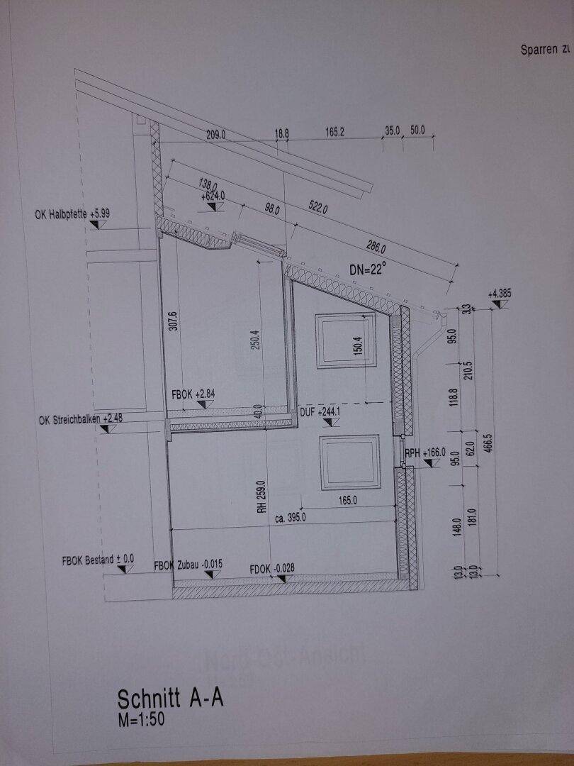 Schnittzeichnung des Gebäudes zeigt die Dachschräge und Fensterdetails.