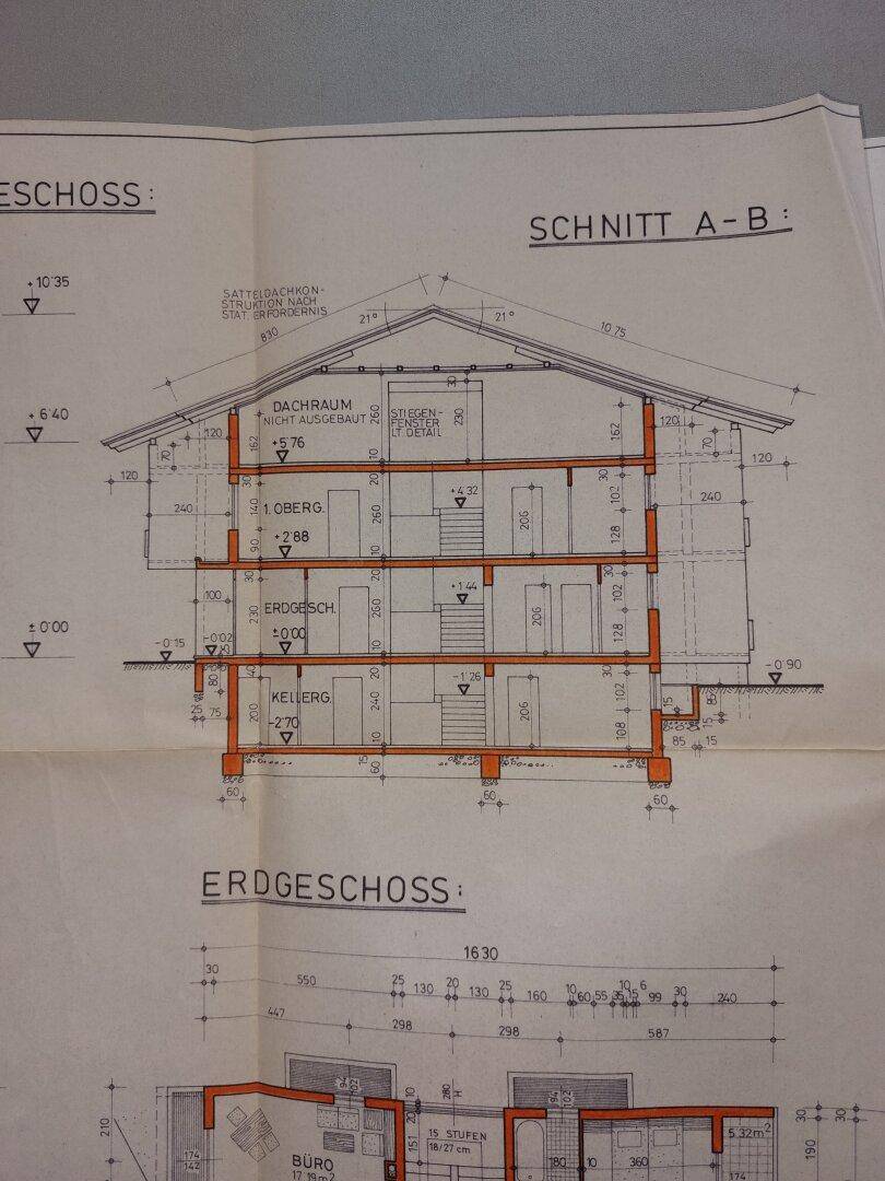 Schnittzeichnung des Gebäudes zeigt Keller-, Erd-, Ober- und Dachgeschoss mit Dachschräge.