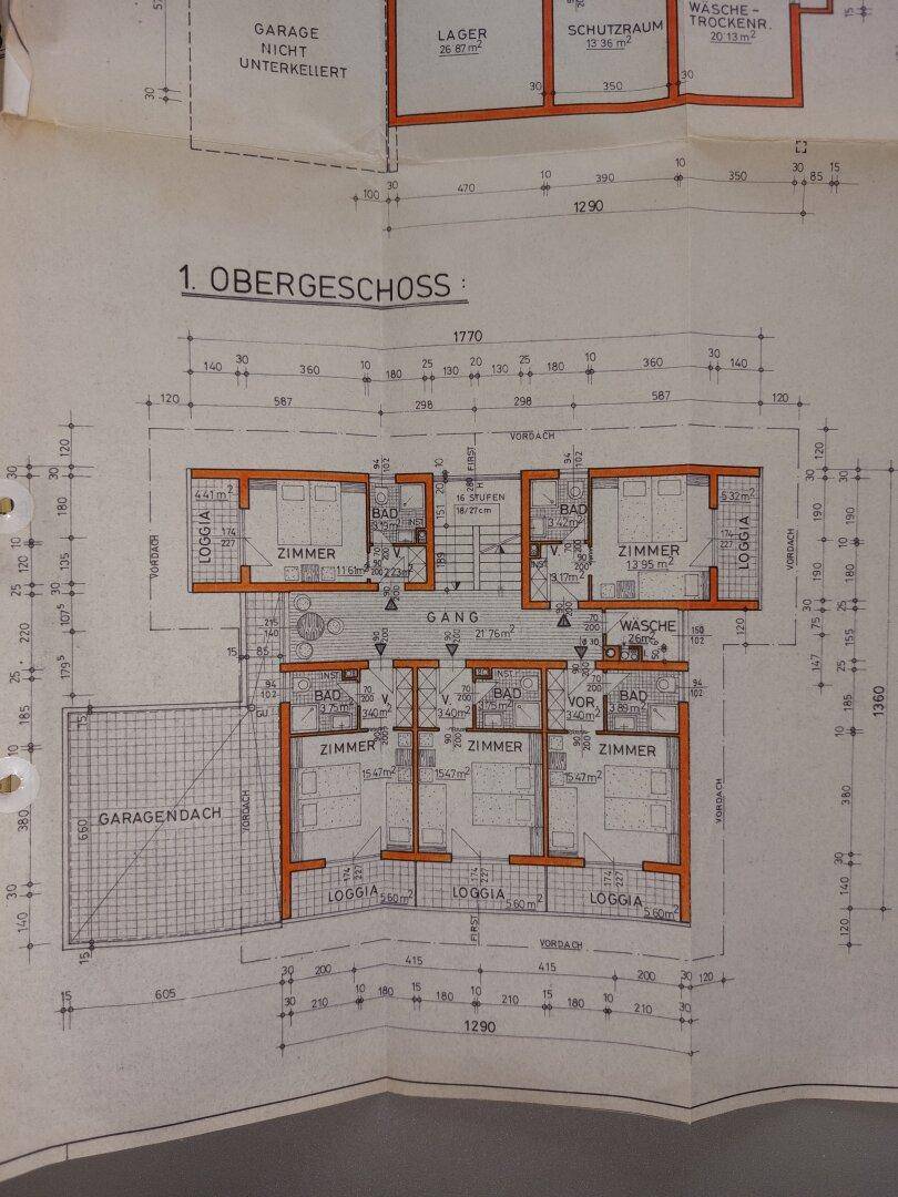 Grundriss des ersten Obergeschosses mit mehreren Zimmern, Bädern und Loggien.