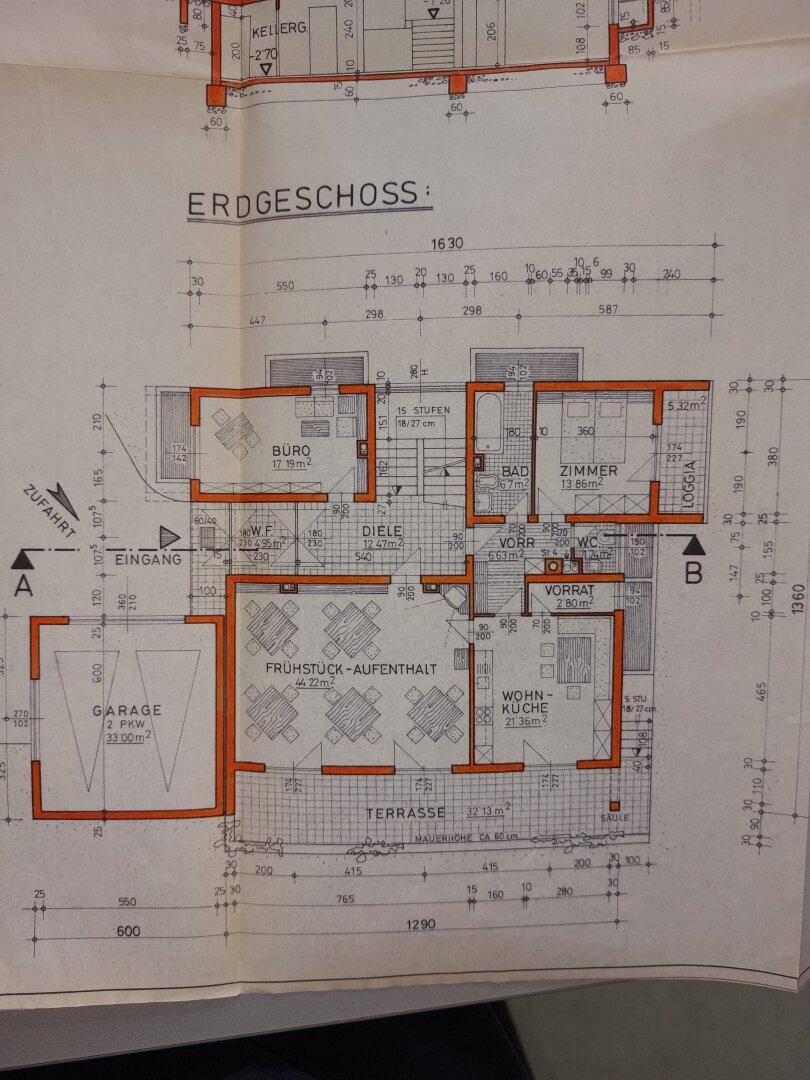 Grundriss des Erdgeschosses mit Frühstücksraum, Wohnküche, Büro und Terrasse.