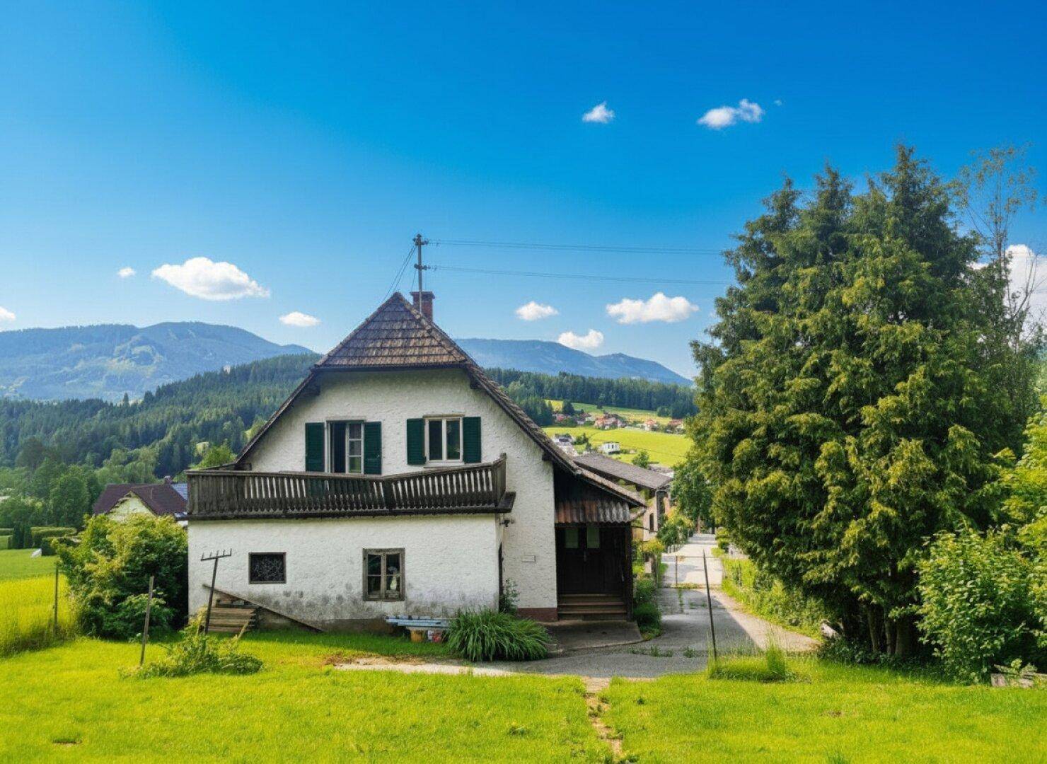 Charmantes Landhaus mit Bergblick, umgeben von weitläufigen Wiesen und Bäumen unter blauem Himmel.
