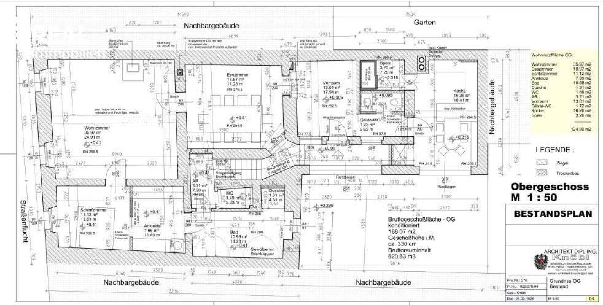 Grundriss des Obergeschosses mit mehreren Schlafzimmern, Bädern und einem Balkon.