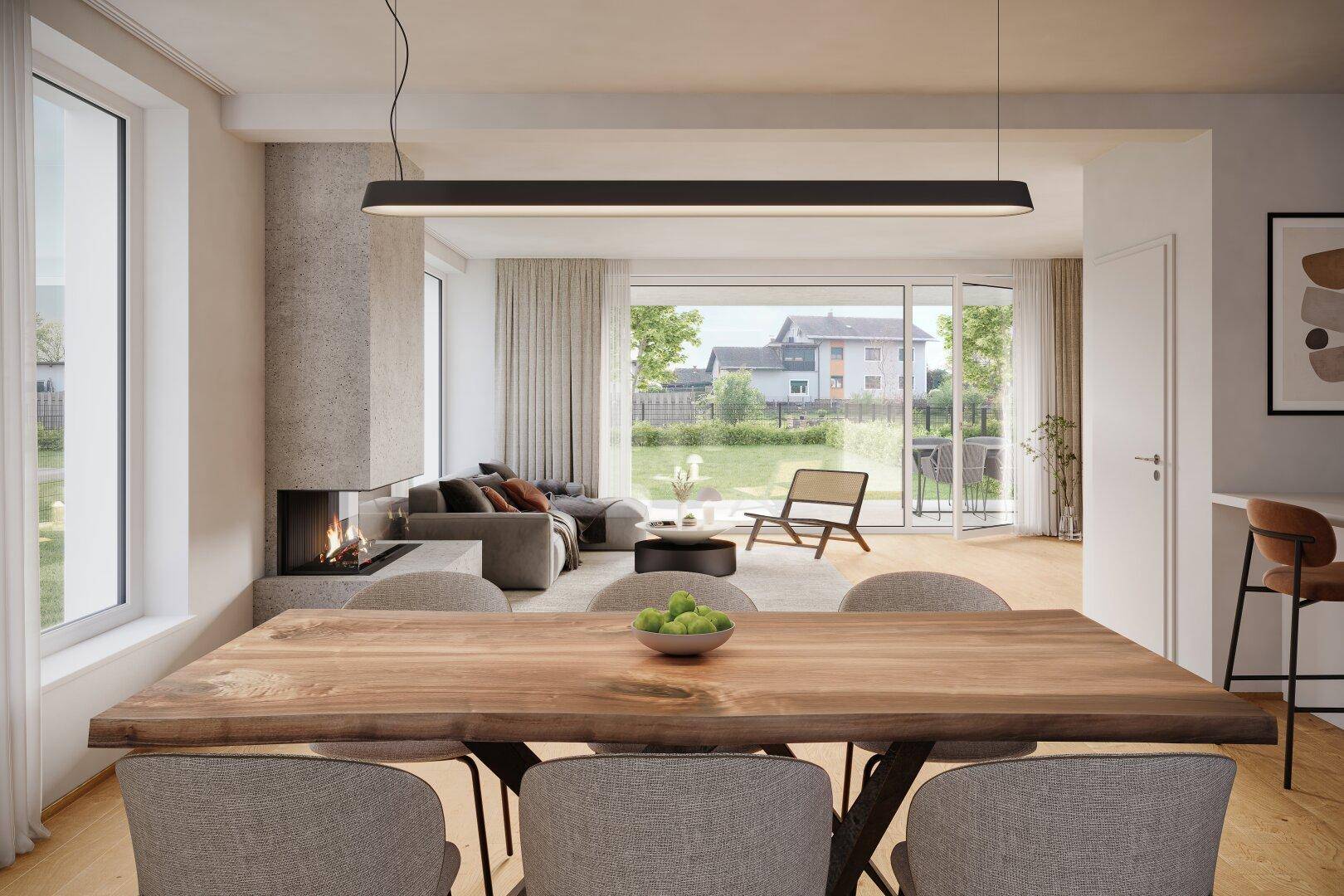 Heller Wohn-Essbereich mit Holztisch, Kamin und großen Fenstern zum Garten.