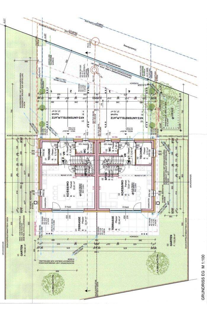 Gesamtgrundriss des Erdgeschosses mit Grundstück, Terrassen und Stellplätzen.