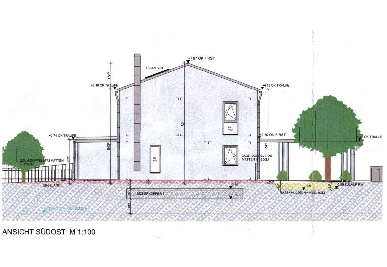 Architektonische Ansicht der Südostfassade mit Kamin und Gartenbereich.