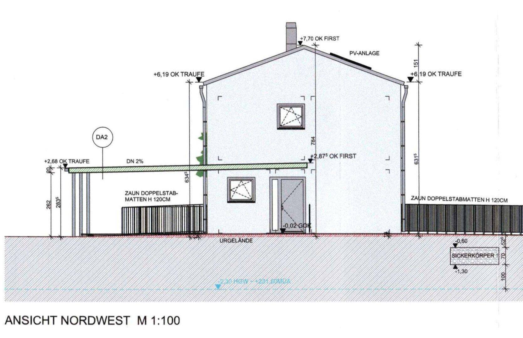 Nordwest-Ansicht des Hauses mit einem praktischen Carport und dem Eingangsbereich.