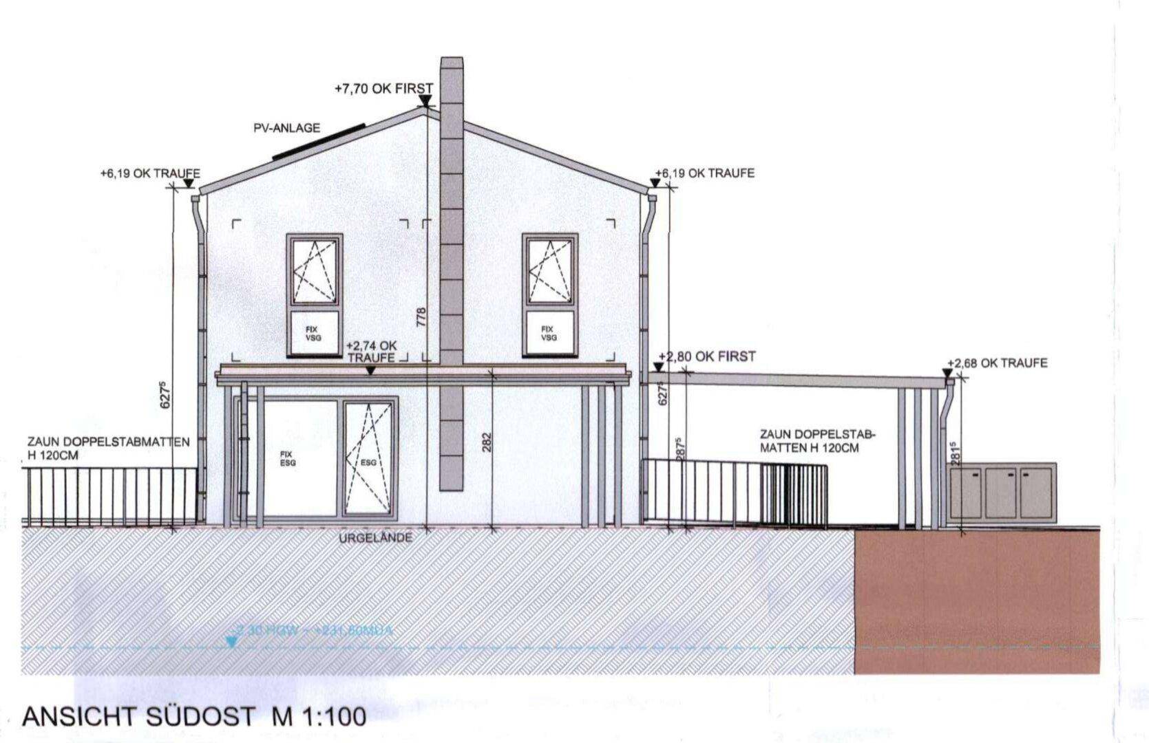 Südost-Ansicht des Hauses mit einer großzügigen Terrasse, Carport und Solaranlage.