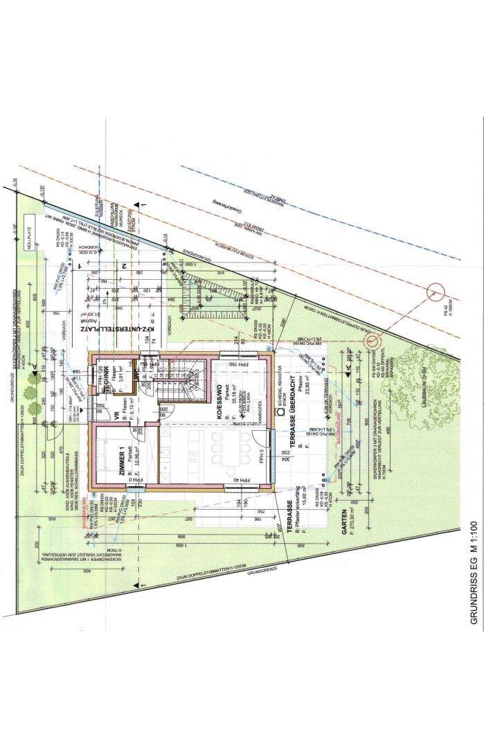 Detaillierter Grundriss des Erdgeschosses mit Außenanlagen und präzisen Bemaßungen.