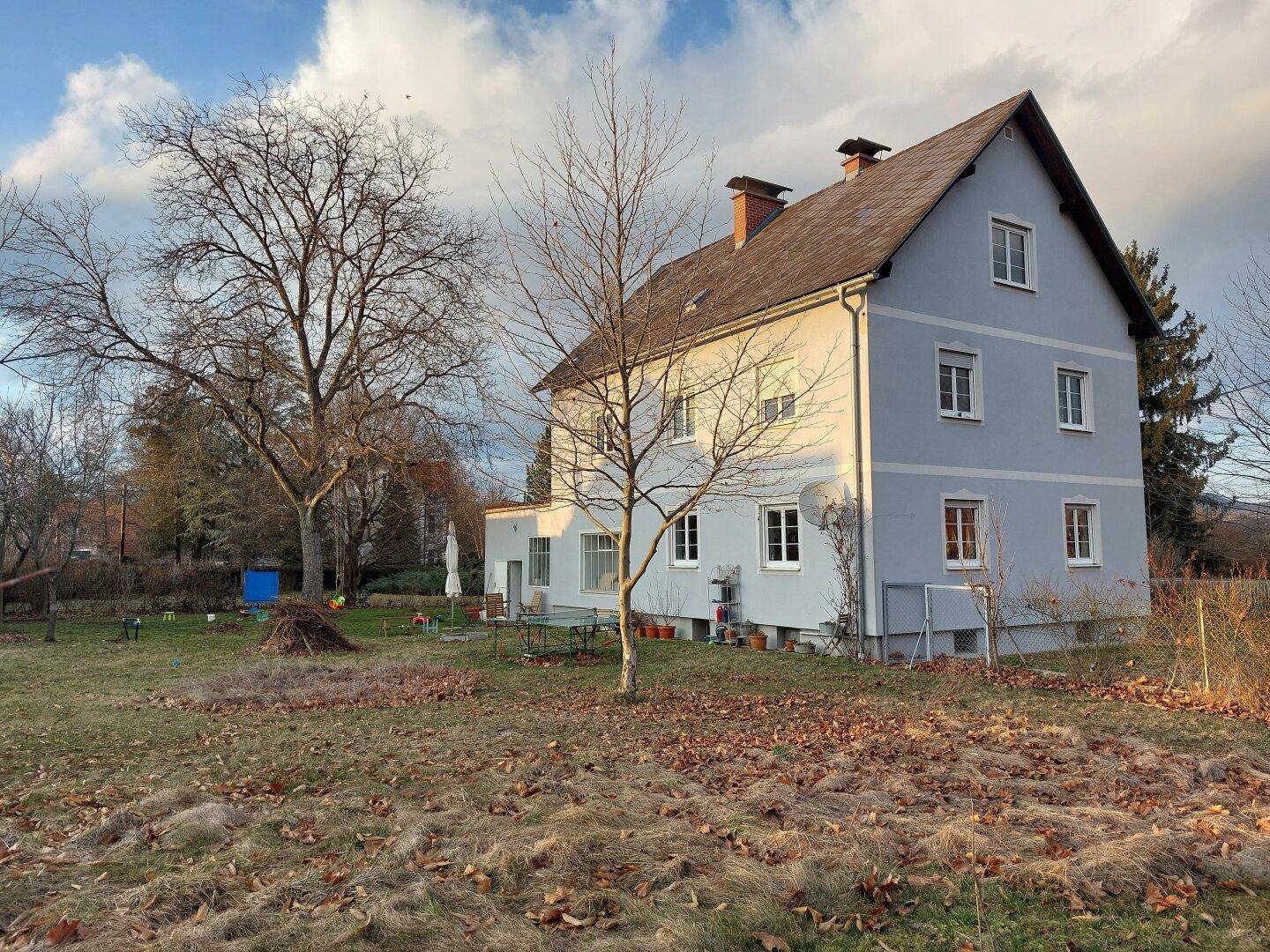 Weitläufiger Garten mit altem Baumbestand und viel Platz für Freizeitaktivitäten.