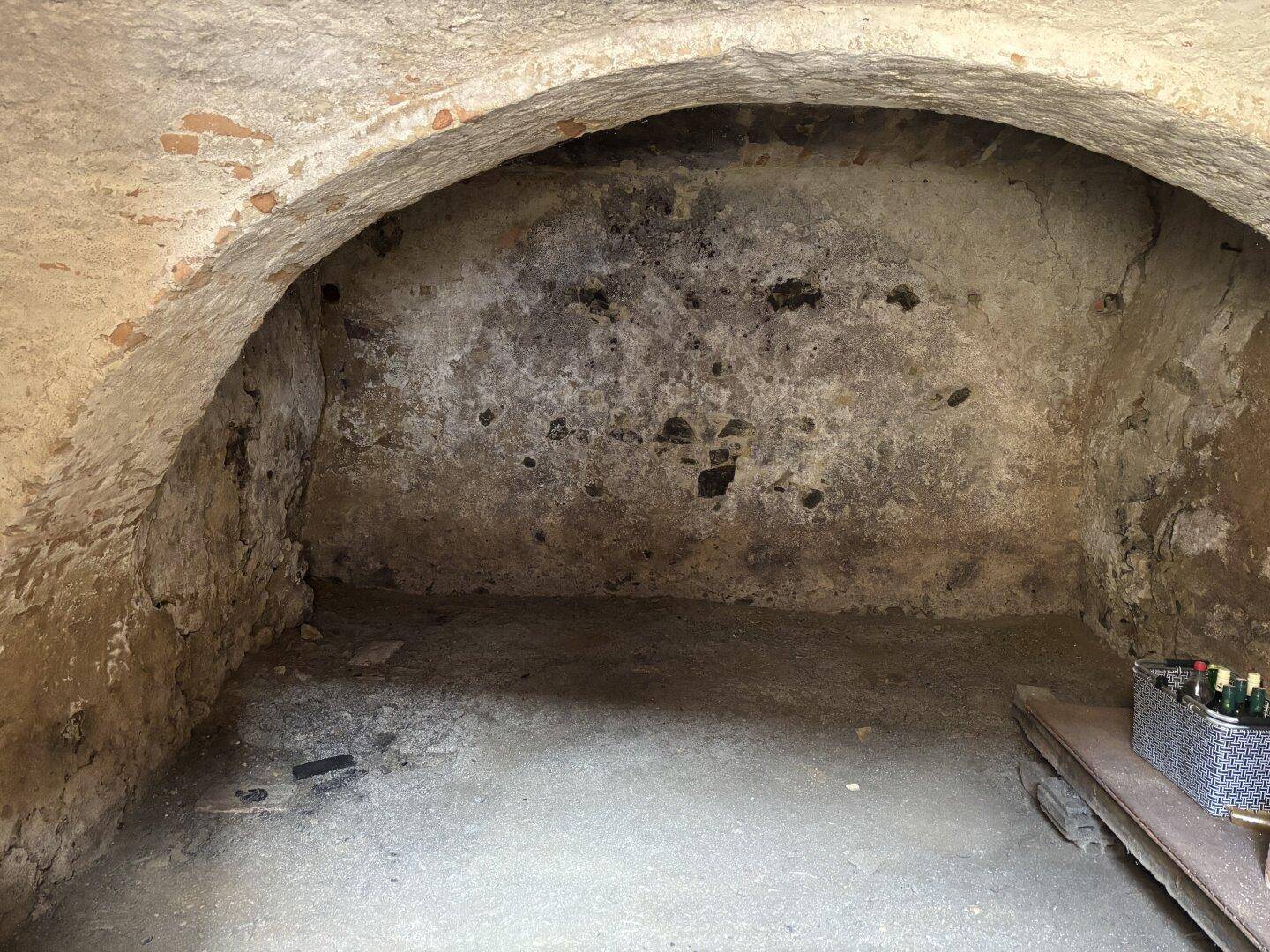 Historischer Gewölbekeller mit Natursteinwänden, ideal zur Lagerung.