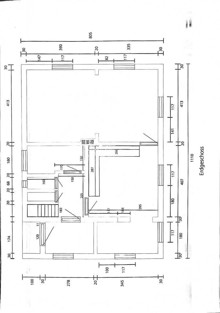 Grundriss des Erdgeschosses mit mehreren Räumen, Treppenhaus und Zugang zu verschiedenen Bereichen.