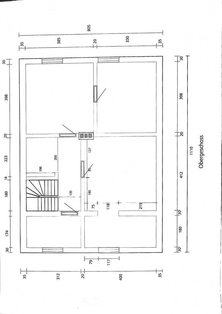 Grundriss des Obergeschosses mit Schlafzimmern, Treppenhaus und Fenstern für natürliche Belichtung.