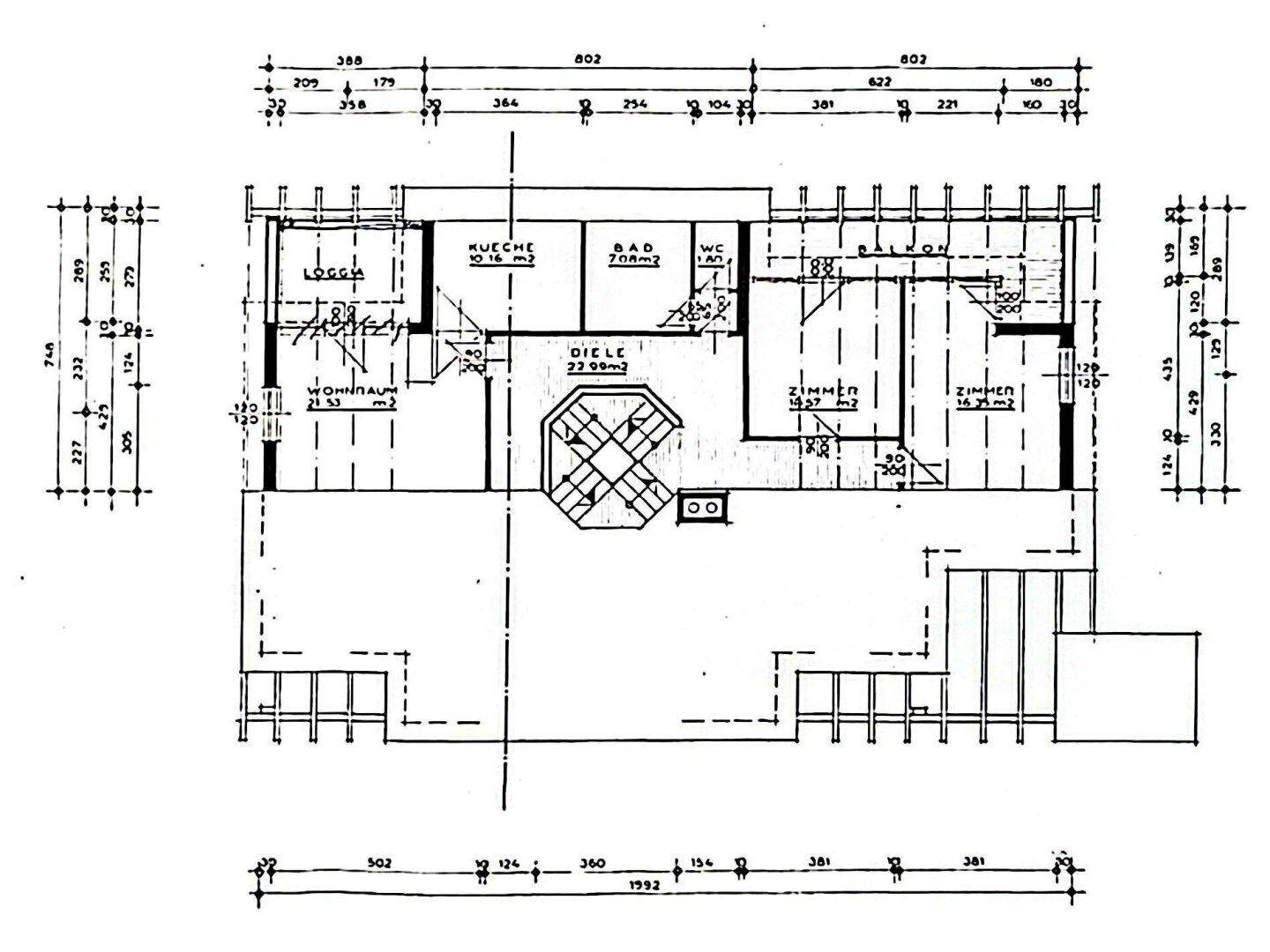 Grundriss des Obergeschosses mit Wohnraum, Loggia und zwei weiteren Zimmern.