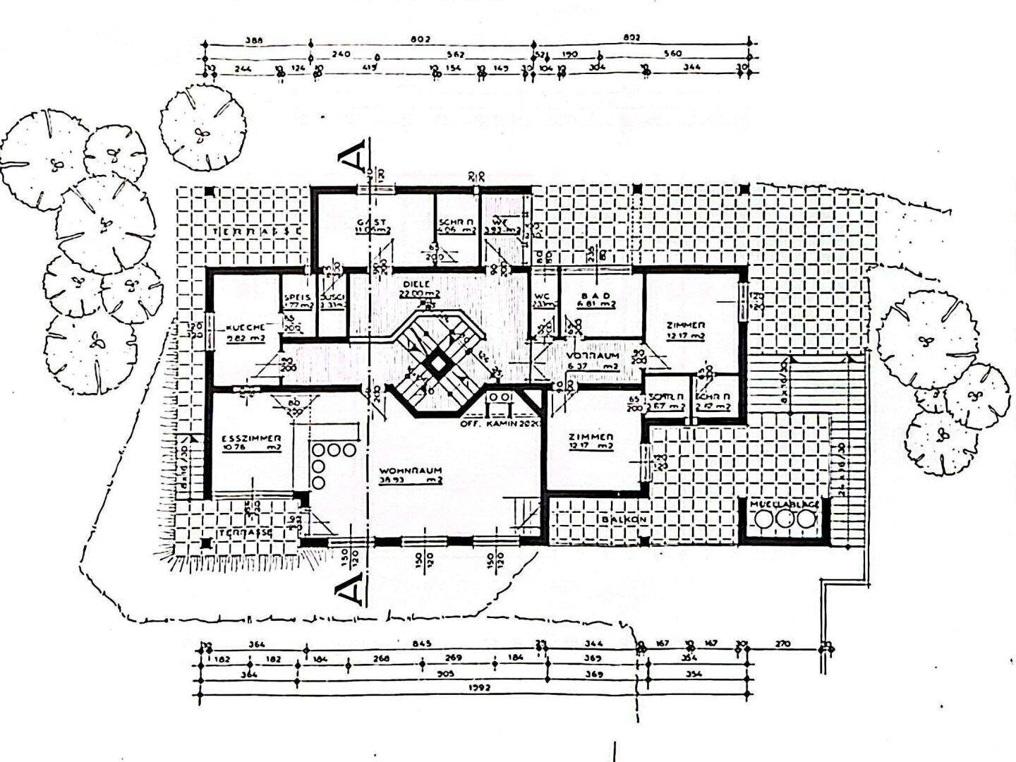 Grundriss des Erdgeschosses mit Wohnzimmer, Esszimmer, Küche und Terrasse.