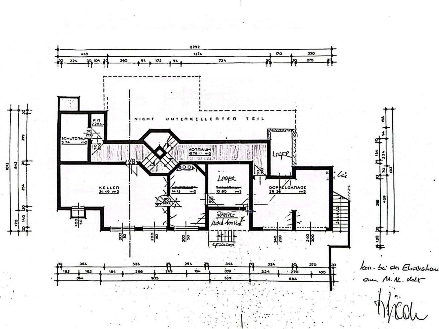 Grundriss des Untergeschosses mit Keller, Lagerraum und Doppelgarage.