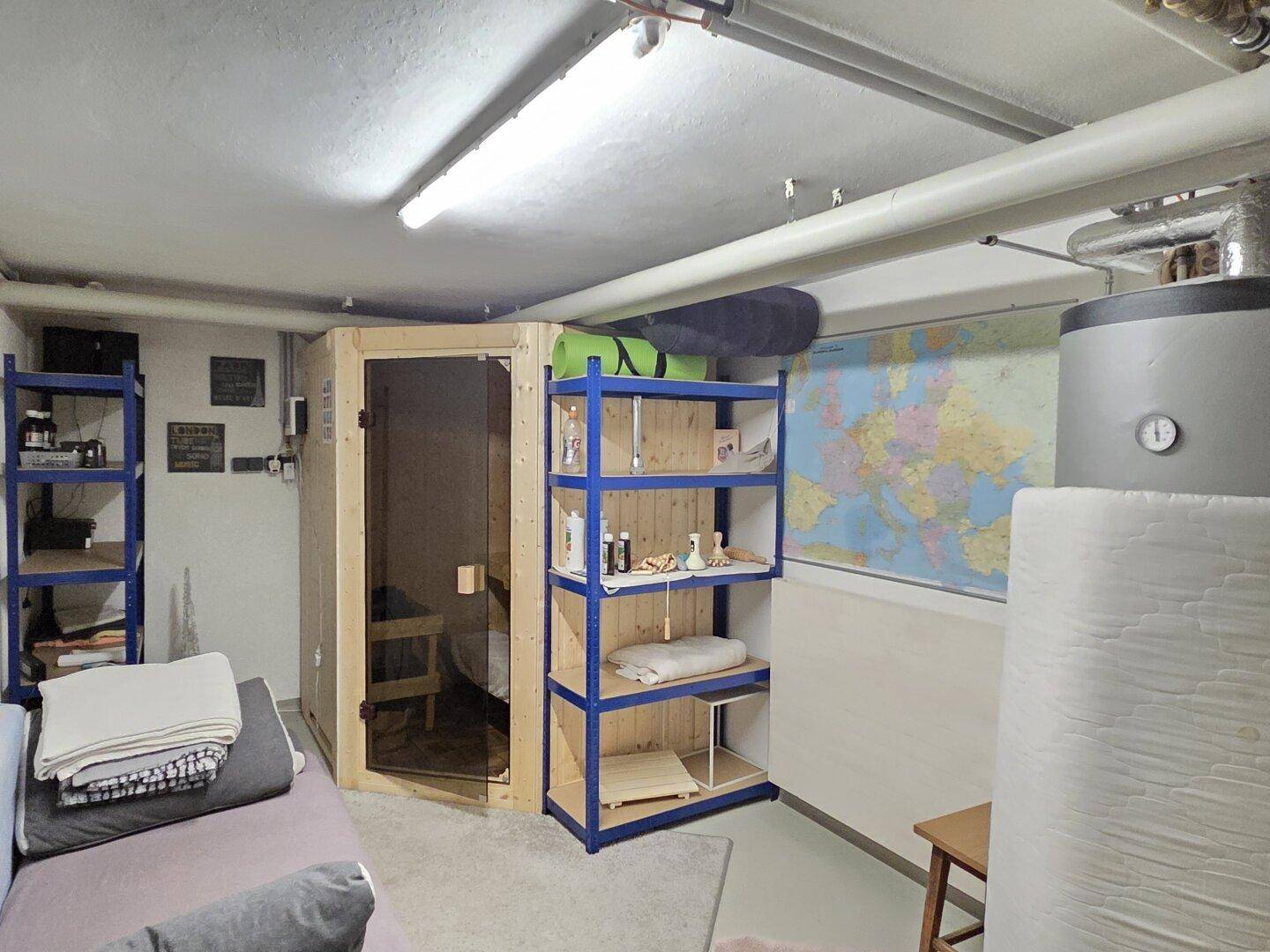 Kellerraum mit einer Holzsauna, Regalen und einem Sofa, ideal für Entspannung und Lagerung.