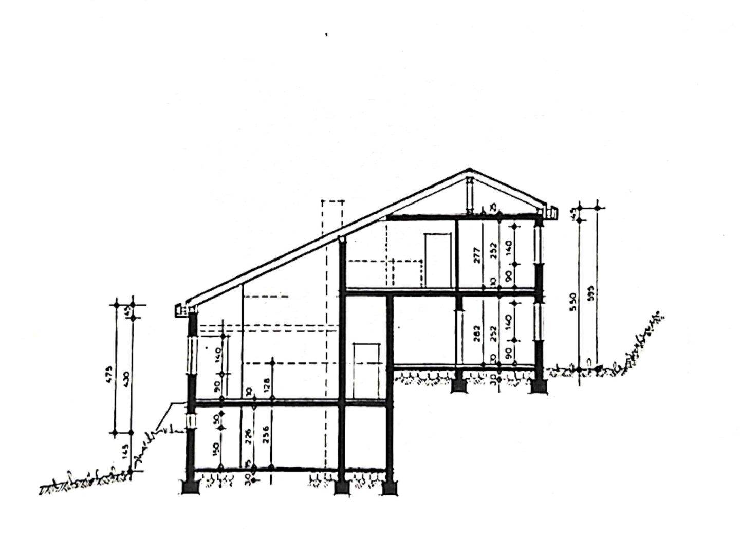 Schnittzeichnung des Hauses zeigt die Geschosse und Dachkonstruktion.
