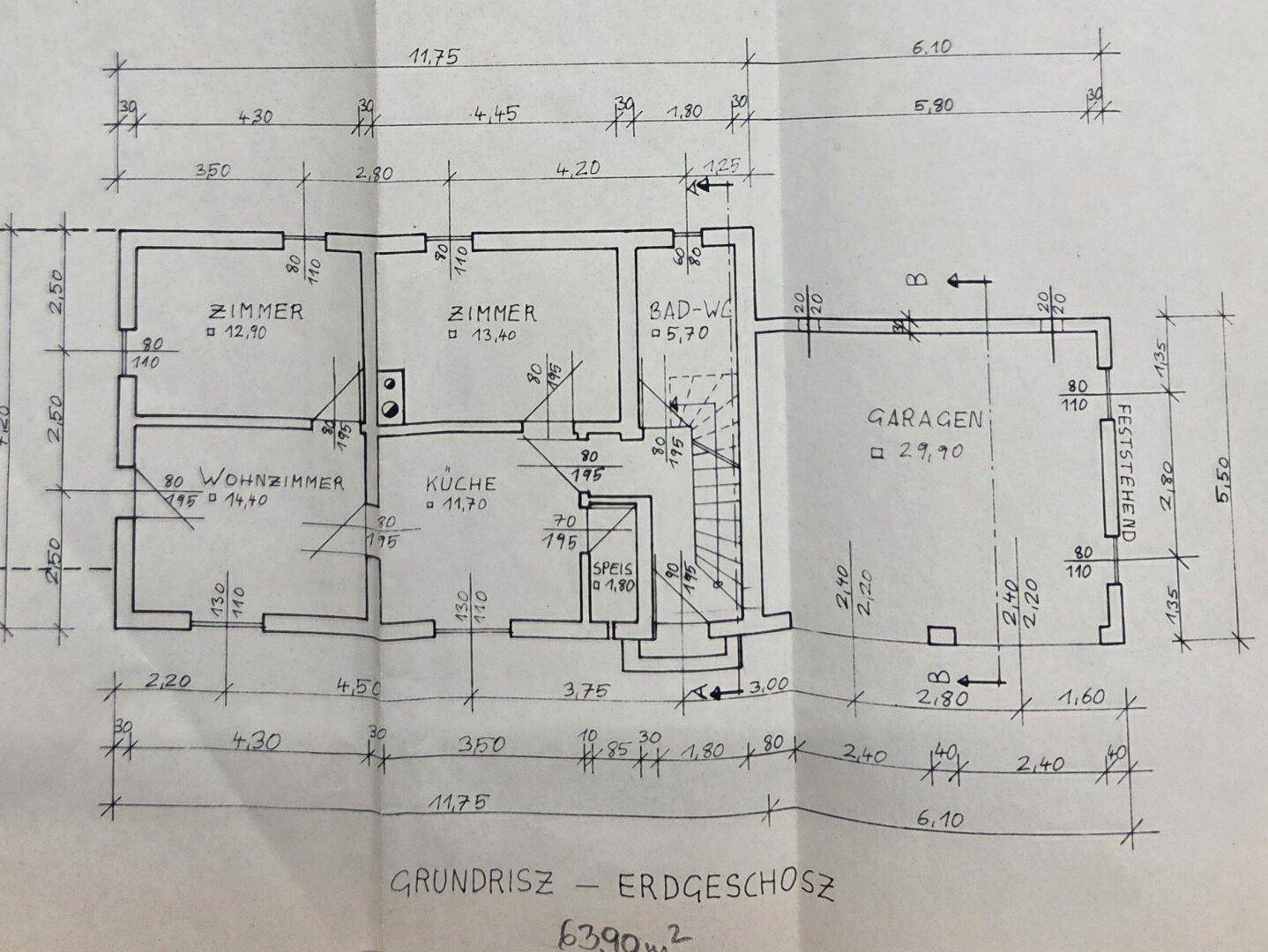 Grundriss des Erdgeschosses mit Wohnzimmer, Küche, Zimmern und Garage.