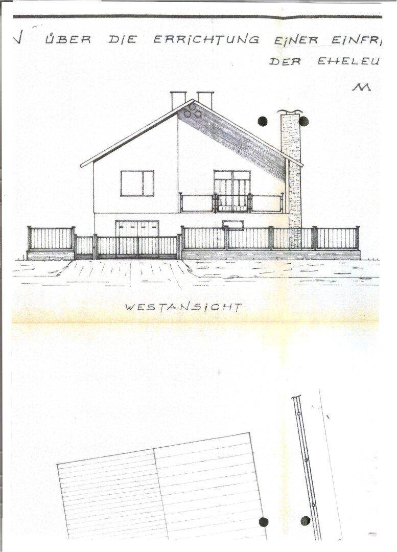 Architektonische Zeichnung der Westansicht eines Einfamilienhauses mit Balkon und Schornstein.
