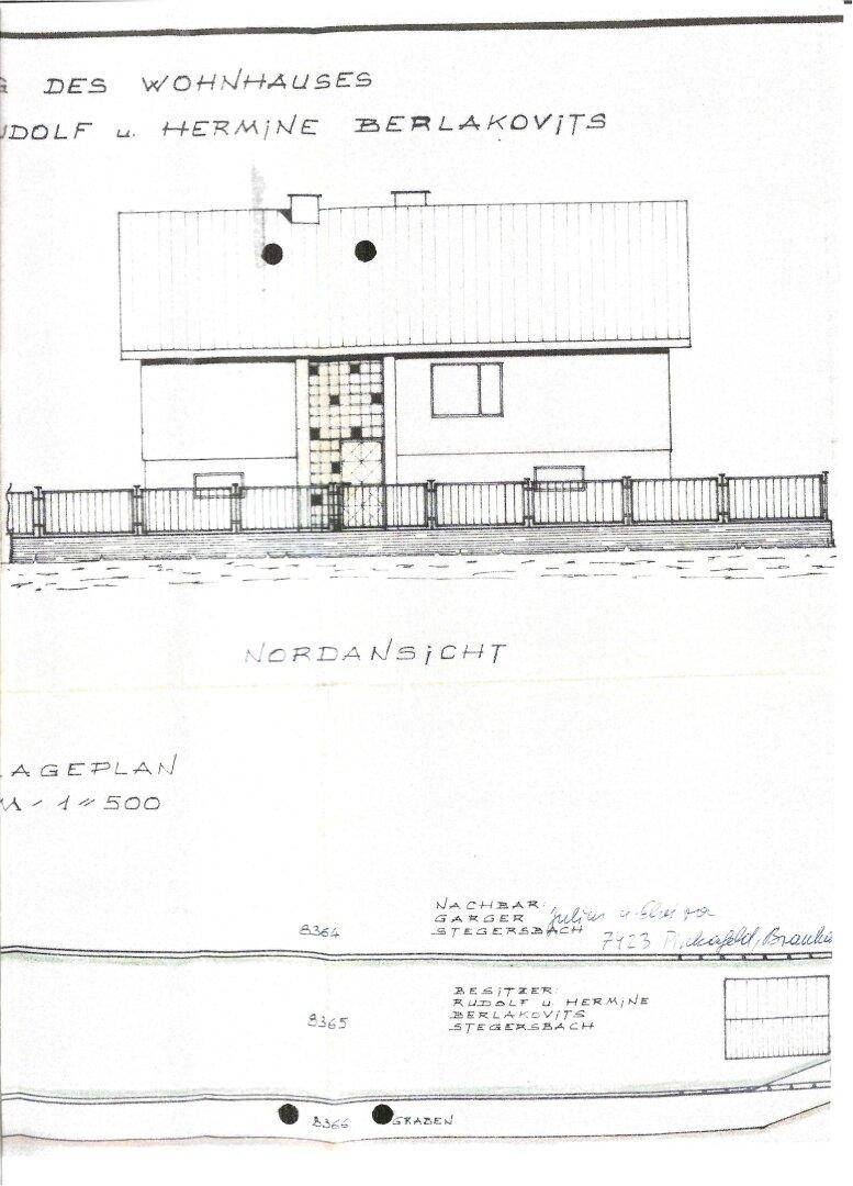 Architektonische Zeichnung der Nordansicht eines Wohnhauses mit dekorativer Fassade und Zaun.