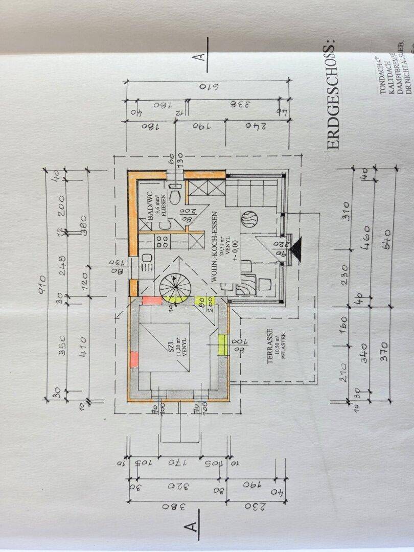 Detaillierter Grundriss des Erdgeschosses mit Wohn-Koch-Essbereich, Schlafzimmer und Terrasse.