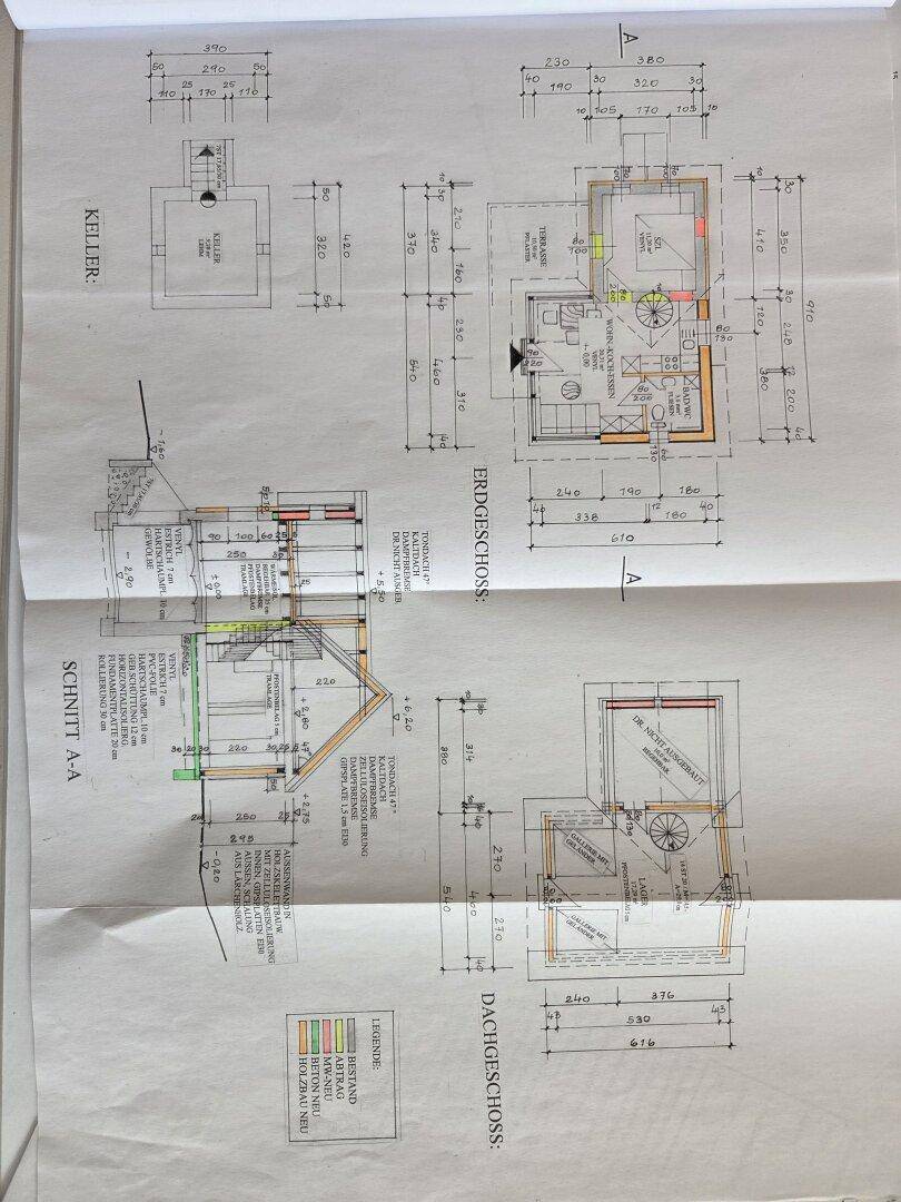 Mehrere Grundrisse und ein Schnittplan des Gebäudes, inklusive Keller, Erdgeschoss und Dachgeschoss.