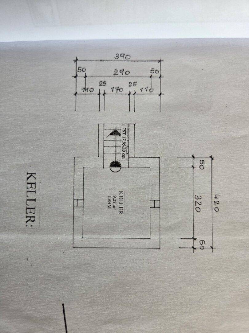 Grundriss des Kellers mit einem Lagerraum und Treppenzugang, detailliert bemaßt.