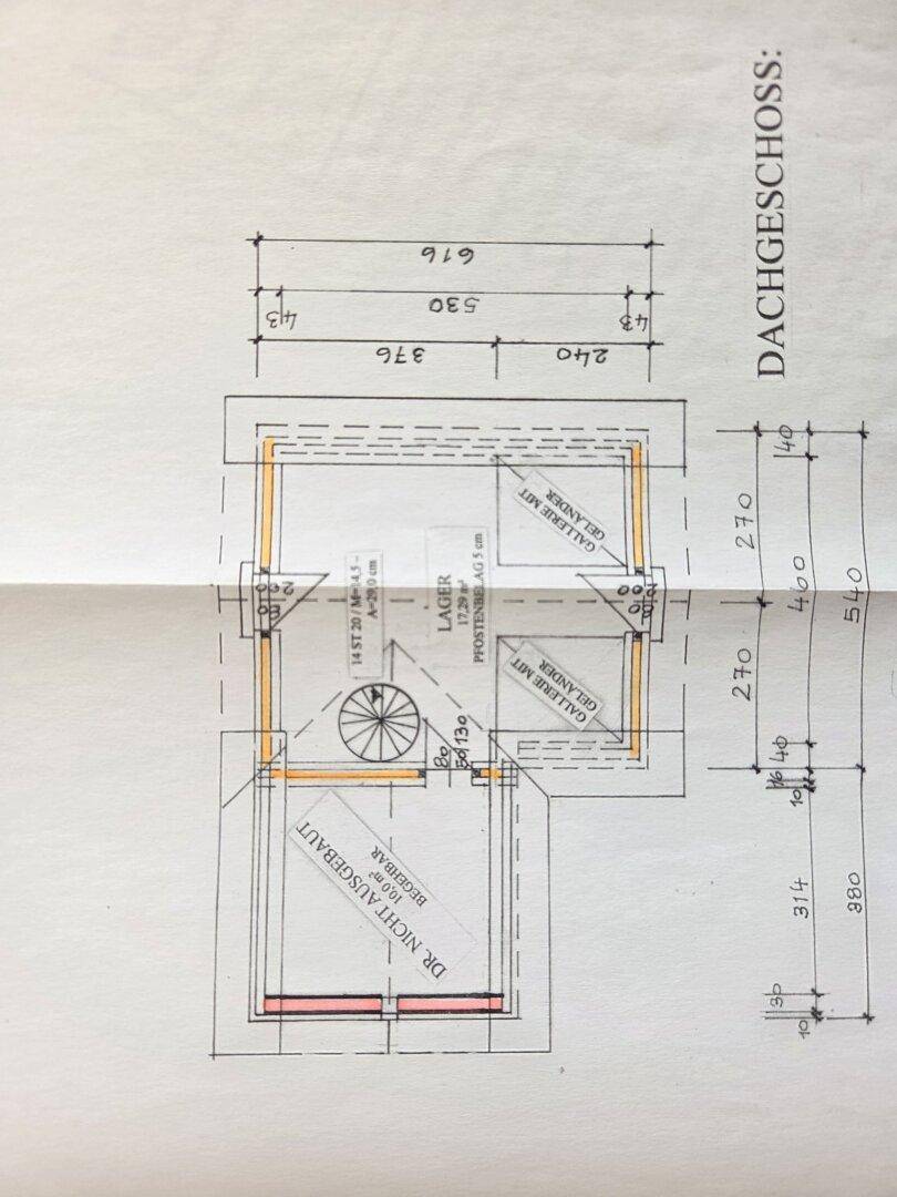 Grundriss des Dachgeschosses mit Lagerbereich und nicht ausgebautem Raum, inklusive Galerie.