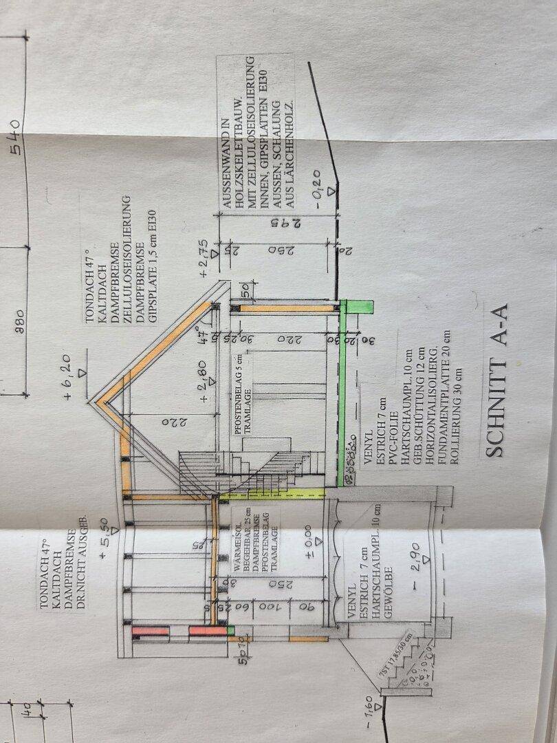Schnittansicht des Gebäudes mit Details zur Holzskelettbauweise und Dachkonstruktion.