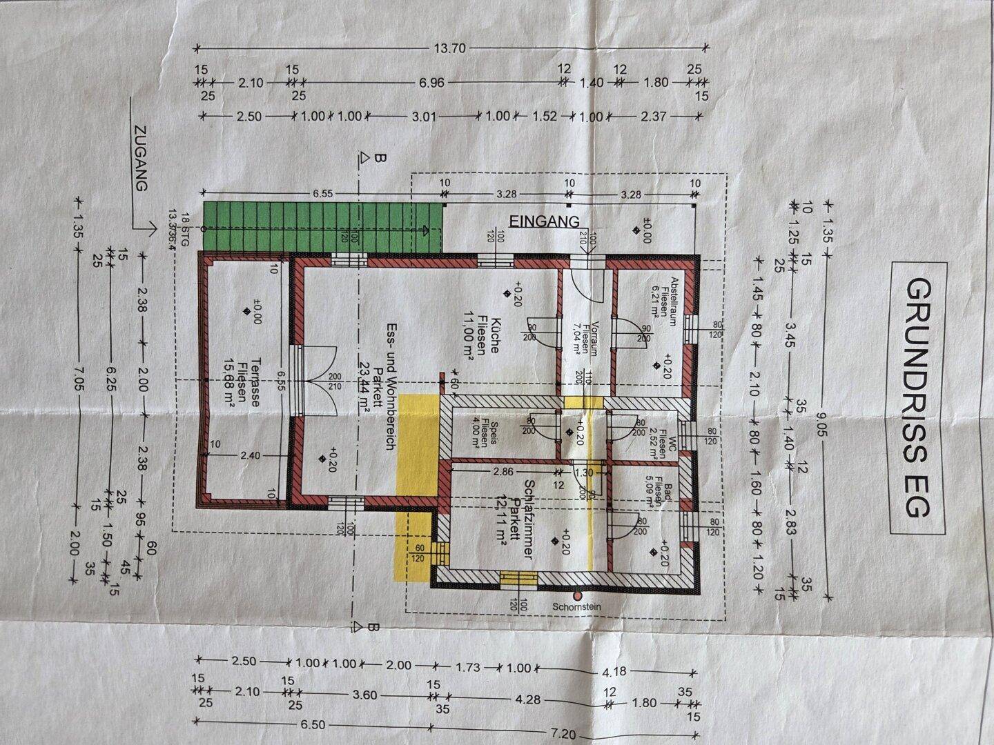 Grundriss des Erdgeschosses mit Wohn-Essbereich, Küche, Schlafzimmer und Terrasse.