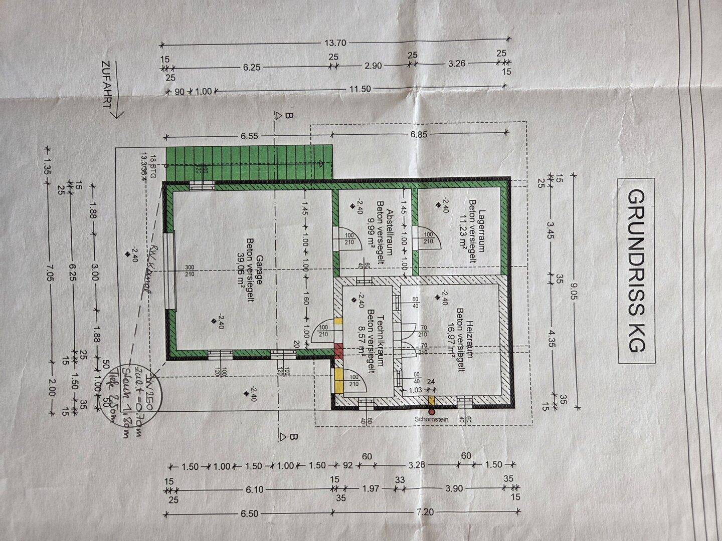 Grundriss des Kellergeschosses mit Garage, Technikraum, Heizraum und Lagerflächen.