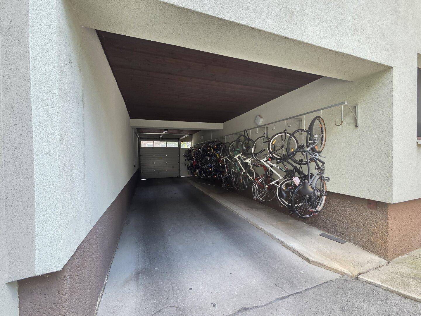Überdachter Fahrradabstellbereich im Freien, bietet sicheren Platz für Fahrräder.