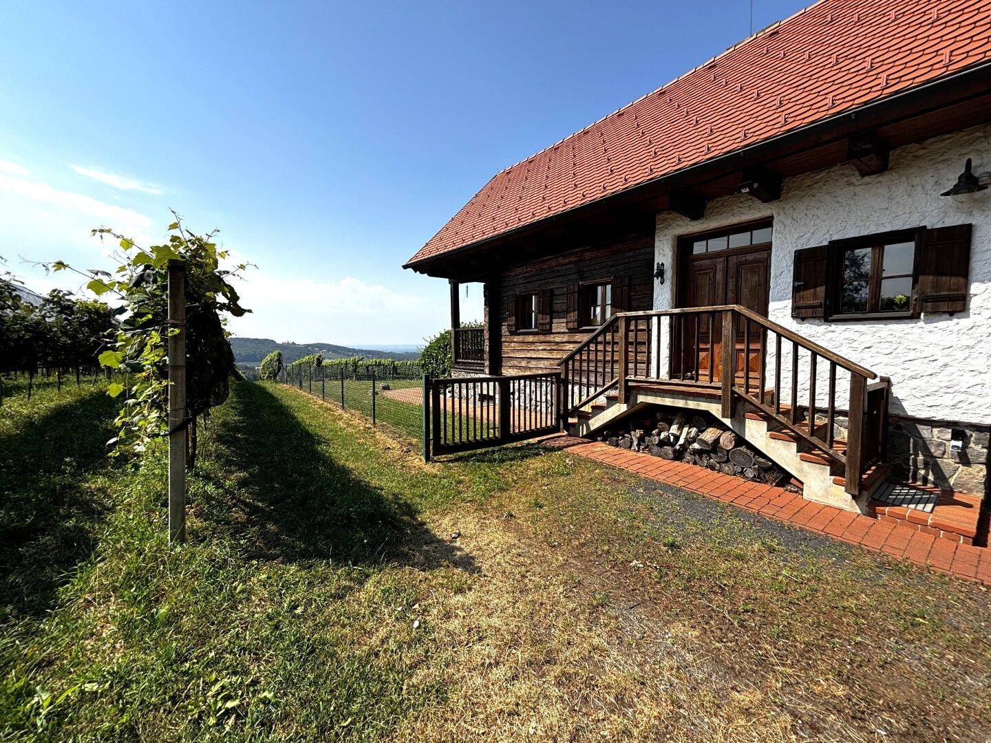 Traditionelles Haus inmitten eines Weinbergs mit weitem Blick über die malerische Landschaft.