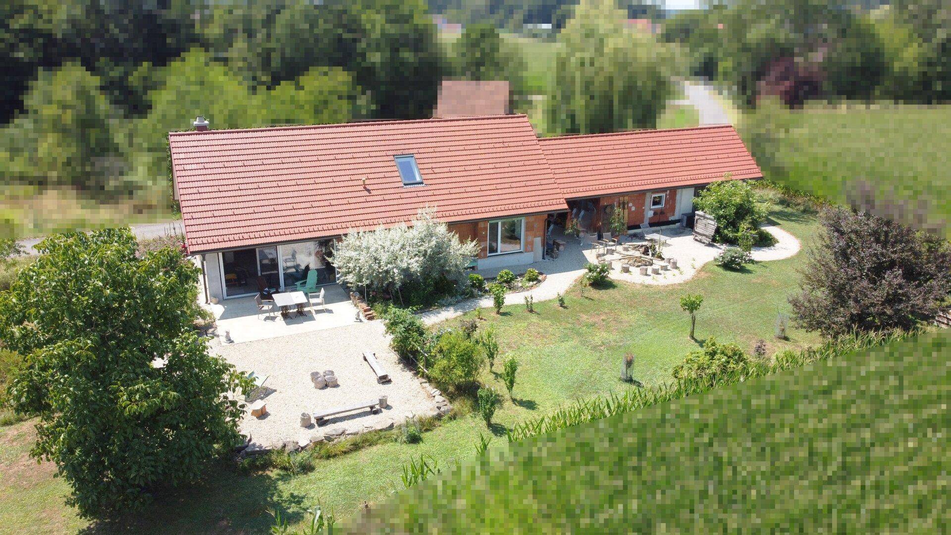 Übersicht des Anwesens aus der Luft mit großzügigen Terrassenflächen und gepflegtem Garten.
