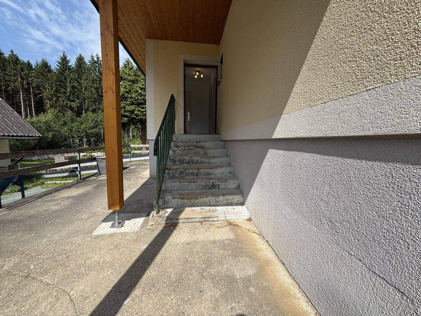 Eingangsbereich des Hauses mit Außentreppe und überdachtem Zugang.
