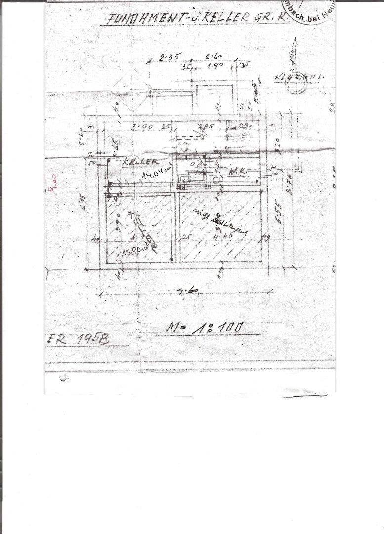 Handgezeichneter Grundriss des Fundaments und Kellers mit Lagerbereichen.