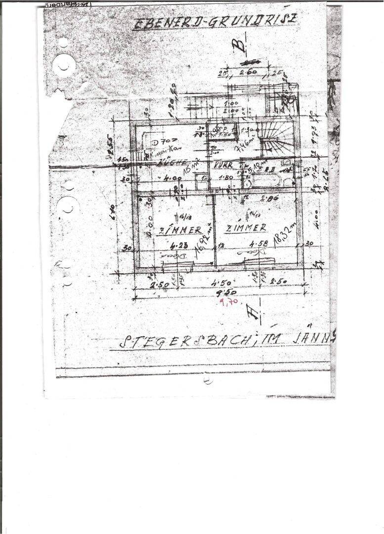 Handgezeichneter Grundriss des Erdgeschosses mit Zimmeraufteilung und Treppenhaus.