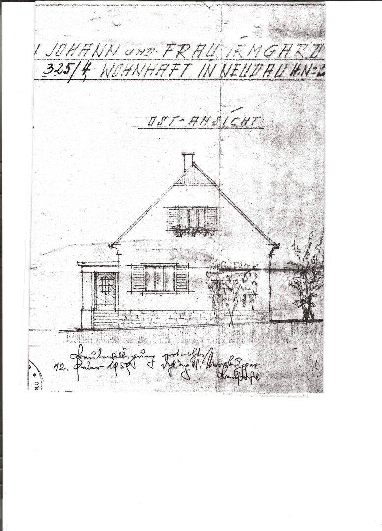 Architektonische Ostansicht eines Einfamilienhauses mit Eingangsbereich und Blumenkästen.