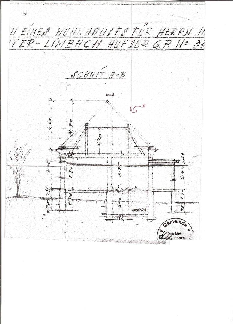 Architektonischer Schnitt durch das Gebäude, der die Dachneigung und Geschosse zeigt.