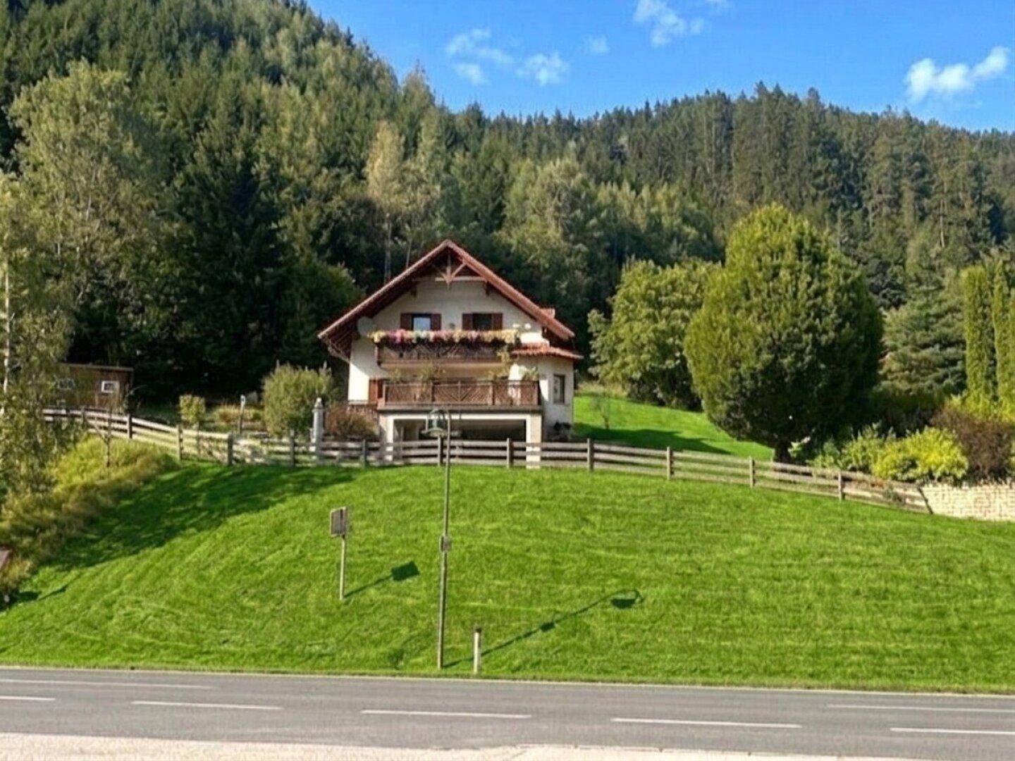 Freistehendes Haus in idyllischer Hanglage mit weitem Blick auf die umliegende Natur und Wälder.
