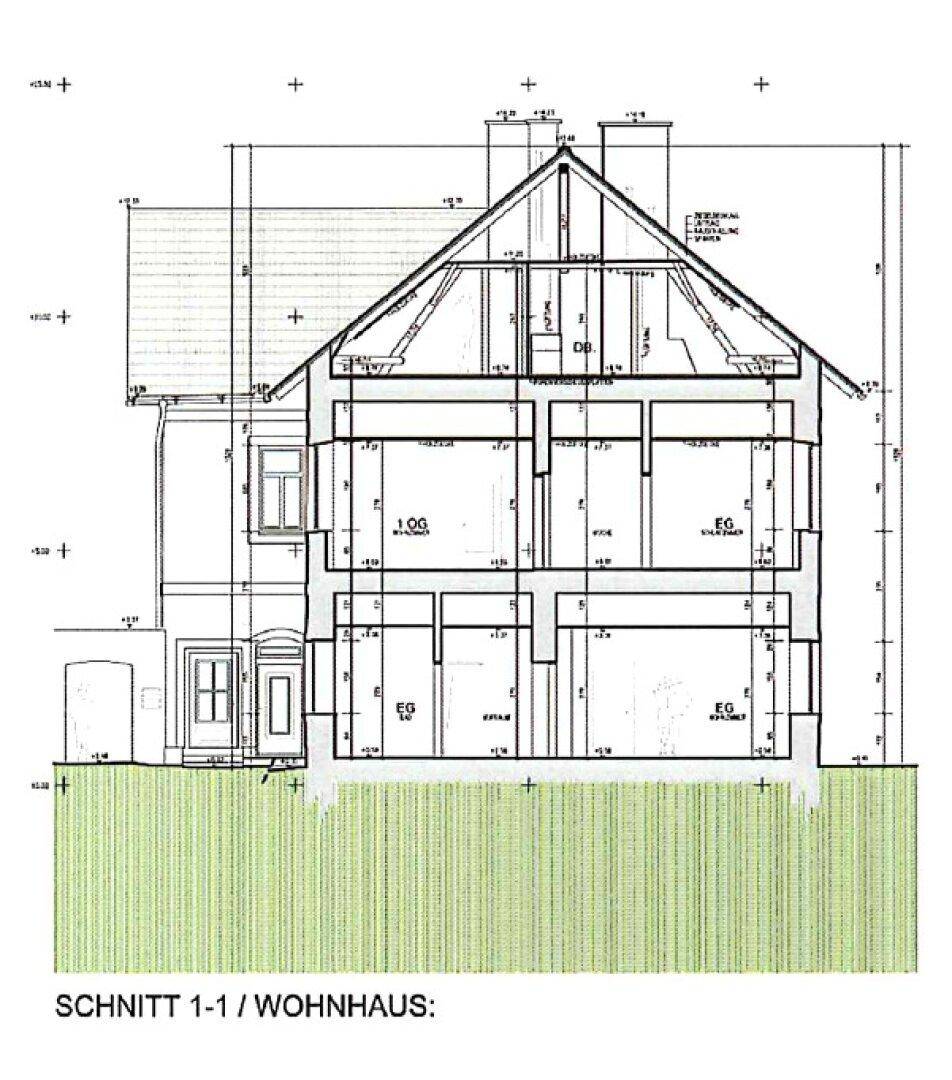 Architektonischer Schnittplan des Wohnhauses, der die interne Struktur und die verschiedenen Stockwerke zeigt.